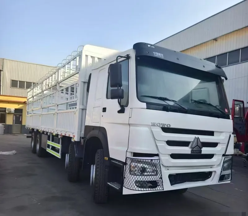 SINOTRUK HOWO 8×4 FENCE CARGO TRUCK